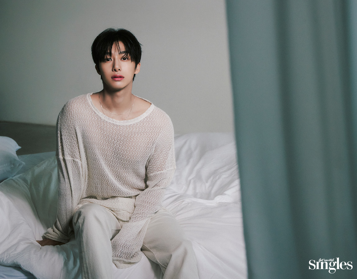 몬스타엑스 멤버 형원과 지방시 뷰티 로즈 퍼펙토가 등장하는 싱글즈 화보